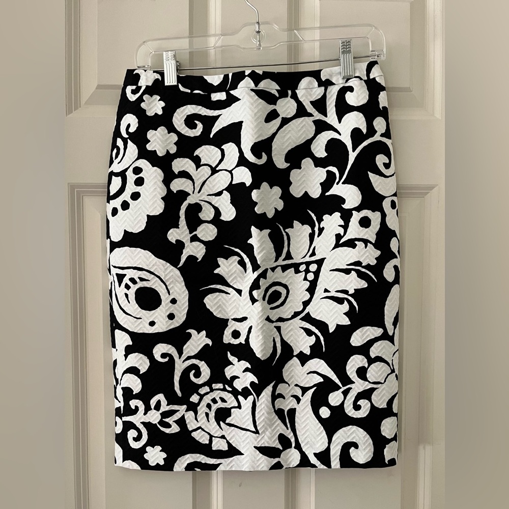 Women’s Talbots black & white floral textured pencil skirt mod print size 2
